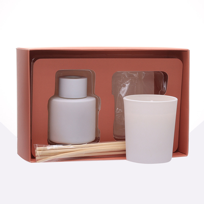 拡散器が木の帽子によって置いた50ml無光沢の白いびんReedは蝋燭をかぎつけた