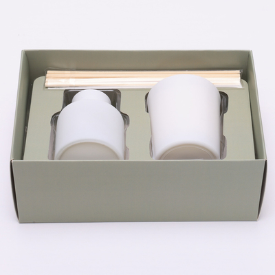 拡散器が木の帽子によって置いた50ml無光沢の白いびんReedは蝋燭をかぎつけた