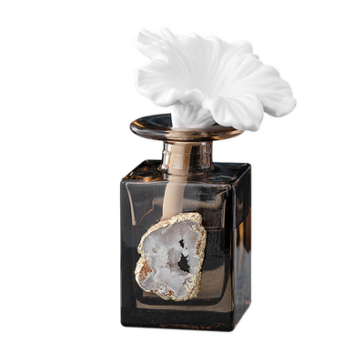 ホテルのガラス ビン オイルのリードの拡散器のフレームレスの芳香繊維の藤の棒の金の金属のふた