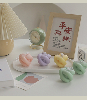 香りの家のハンドメイドの家の装飾のかわいく小さいねじれの魔法の球の結び目の形のにおいの大豆のワックスによって切り分けられる蝋燭