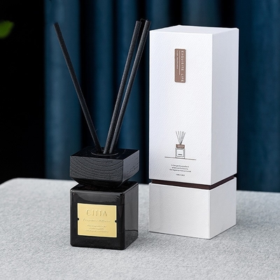 家のReedの拡散器の芳香剤のにおいは自然な芳香オイルの香りのギフト セットの良否を明りにすかして調べる