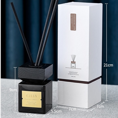 家のReedの拡散器の芳香剤のにおいは自然な芳香オイルの香りのギフト セットの良否を明りにすかして調べる