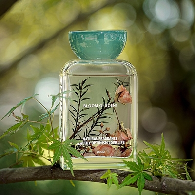 140ml精油の樹脂のふたは袋のローズの花が付いている新しい芳香のReedの拡散器を置いた