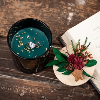 花の黒い緑のワックスの木のふたのクリスマスの香料入りの蝋燭の結婚祝い箱