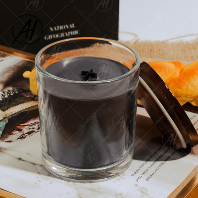 黒いチョコレートはふたおよびギフト用の箱が付いている独特な香料入りの蝋燭をかぎつける