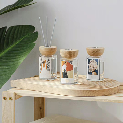 木のふたが付いているアロマセラピーの精油の芳香の香水のガラス ビンのReedの拡散器