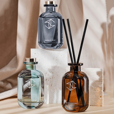 自然な精油が付いている香水の藤の棒のギフト用の箱のガラス ビンのReedのフランスの拡散器