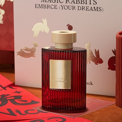 ウサギのReedの拡散器の芳香剤のにおいは掛かるワックスの自然な芳香オイルの良否を明りにすかして調べる