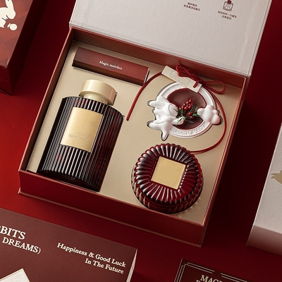 ウサギのReedの拡散器の芳香剤のにおいは掛かるワックスの自然な芳香オイルの良否を明りにすかして調べる