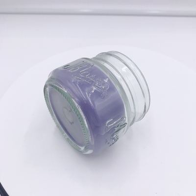 薄紫の香料入りのアロマセラピーの仲間はマッサージのために良否を明りにすかして調べる