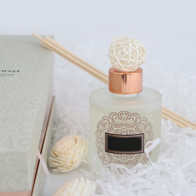 Solaの花が付いている丸ビンのギフト セット香りのリードの拡散器贅沢な126ml
