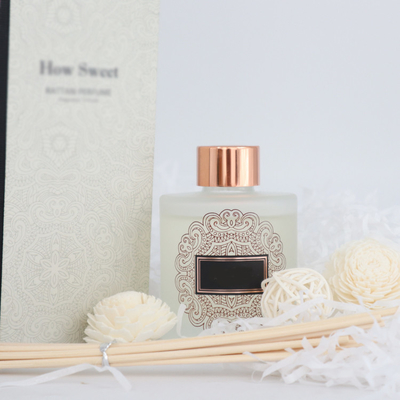 Solaの花が付いている丸ビンのギフト セット香りのリードの拡散器贅沢な126ml