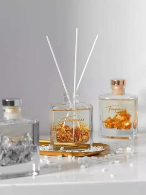金の銀ぱくが付いているクリスマスのシナモンのリードの拡散器の香水120ml