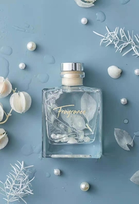 金の銀ぱくが付いているクリスマスのシナモンのリードの拡散器の香水120ml